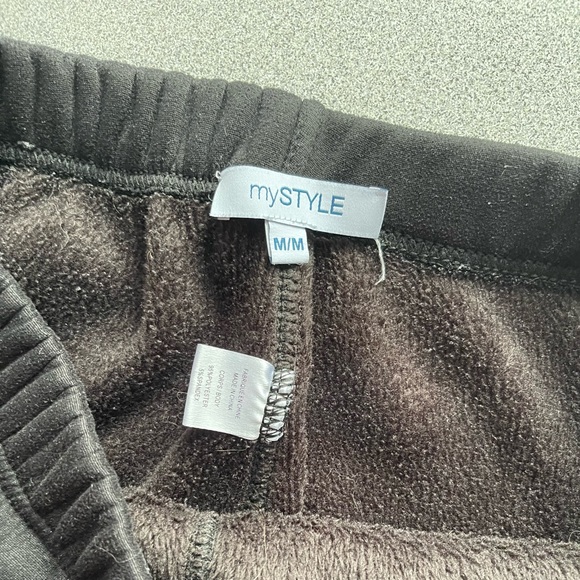 In Style Black Fuzzy Lined Leggings Size Medium - Picture 5 of 9